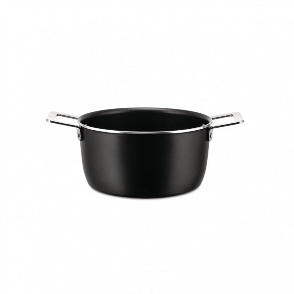 CASSERUOLA A DUE MANICI POTS&PANS IN ALLUMINIO CON RIVESTIMENTO ANTIADERENTE NERO. MANICI IN ACCIAIO INOSSIDABILE 18/10. FONDO MAGNETICO, ADATTA ANCHE PER COTTURA AD INDUZIONE. 20 CM